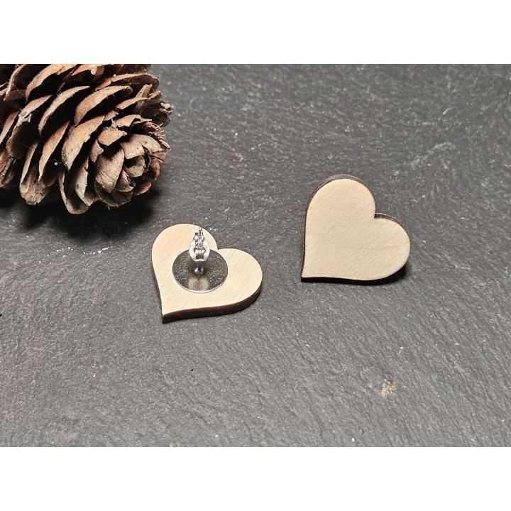Boucles d’oreilles puces cœur en bois – petites boucles minimalistes légères