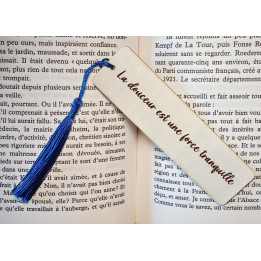 Marque-page en bois gravé – Avec pompon bleu