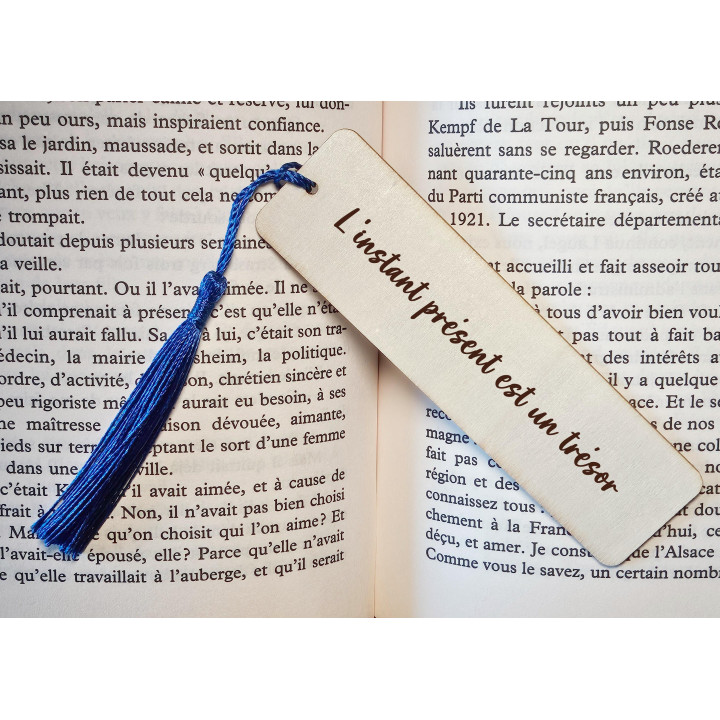 Marque-page en bois gravé – Avec pompon bleu