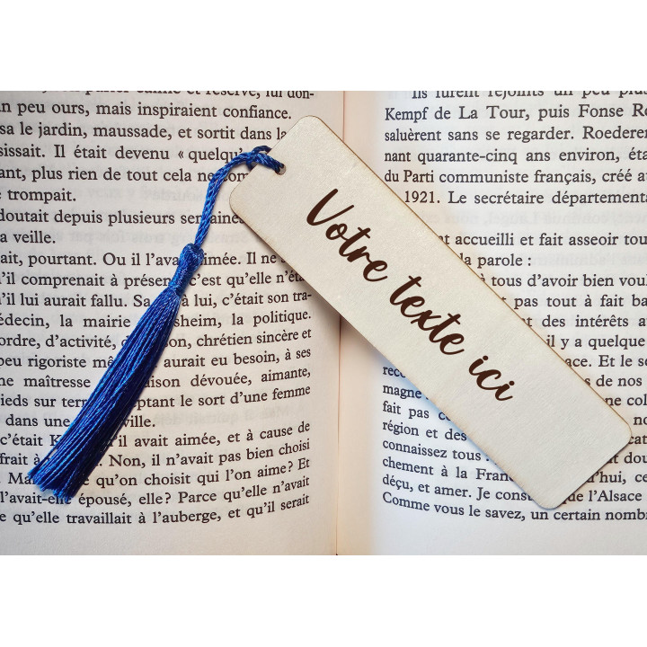 Marque-page en bois gravé – Avec pompon bleu