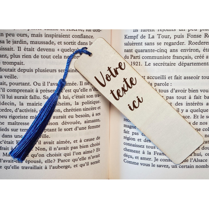 Marque-page en bois gravé – Avec pompon bleu