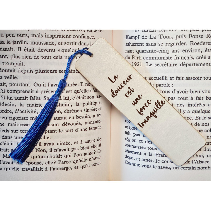 Marque-page en bois gravé – Avec pompon bleu