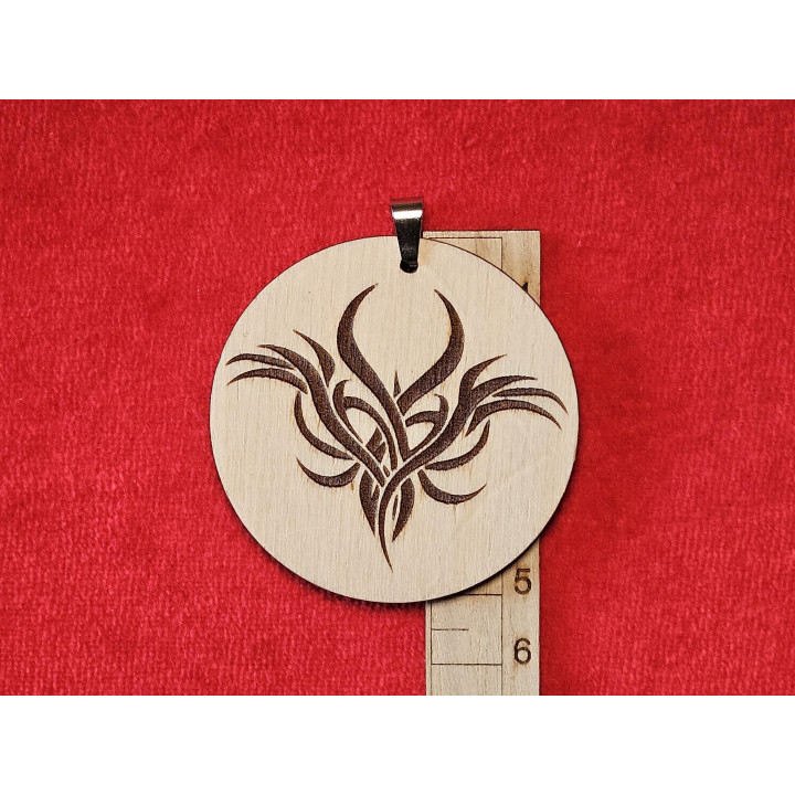 Collier bois gravé tribal – pendentif rond sur chaîne acier inoxydable, bijou artisanal