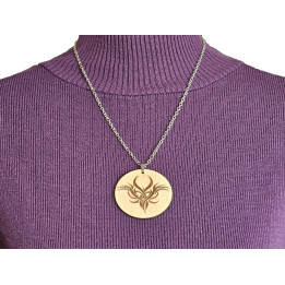 Collier bois gravé tribal – pendentif rond sur chaîne acier inoxydable, bijou artisanal
