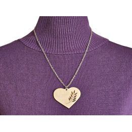 Collier cœur bois gravé feuille – pendentif artisanal sur chaîne acier inoxydable