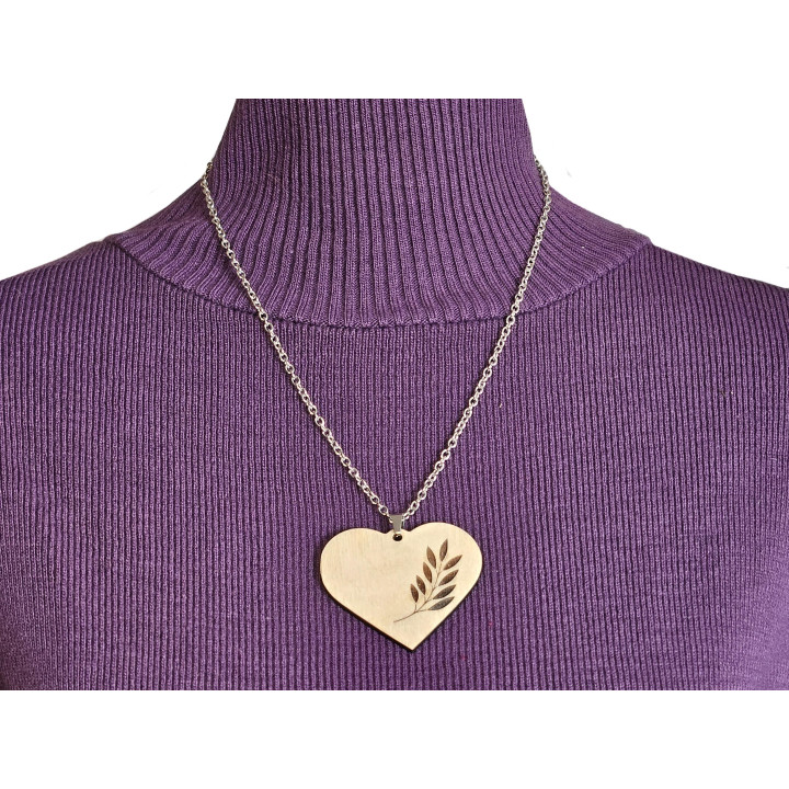 Collier cœur bois gravé feuille – pendentif artisanal sur chaîne acier inoxydable