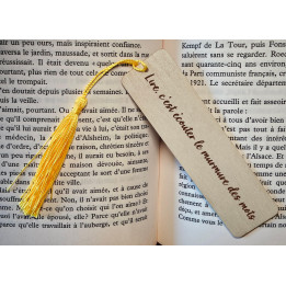 Marque-page en bois gravé – Avec pompon jaune