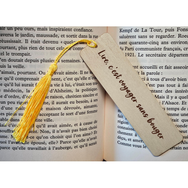 Marque-page en bois gravé – Avec pompon jaune