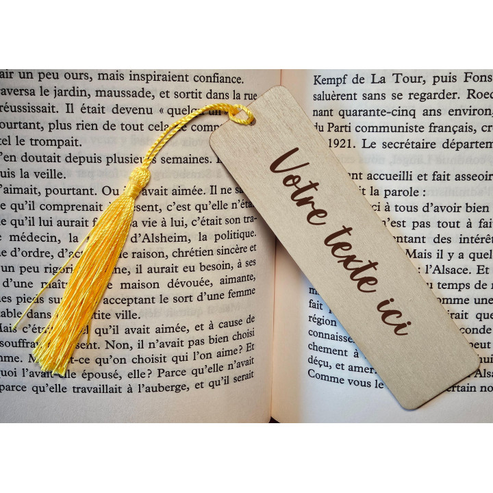 Marque-page en bois gravé – Avec pompon jaune