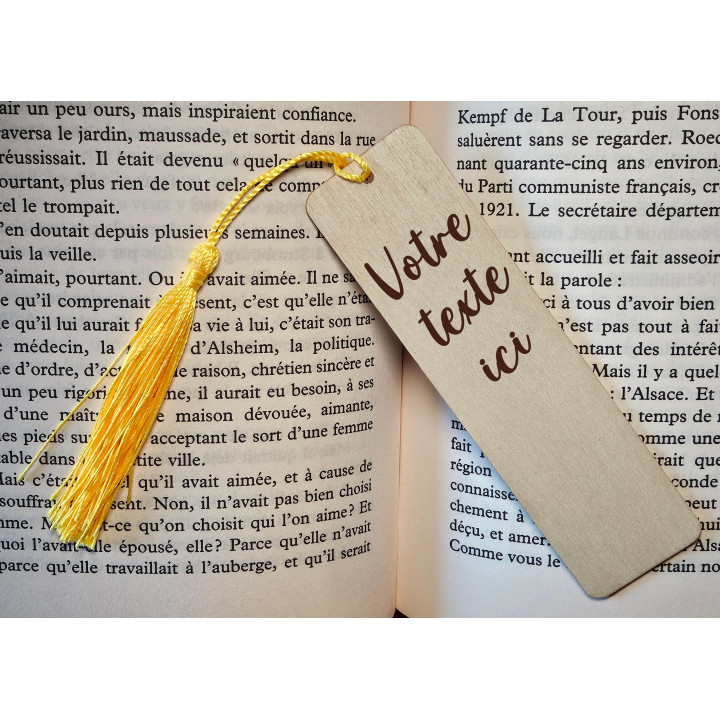 Marque-page en bois gravé – Avec pompon jaune