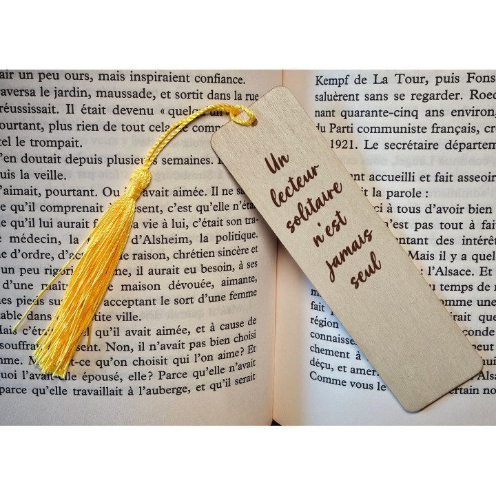 Marque-page en bois gravé – Avec pompon jaune