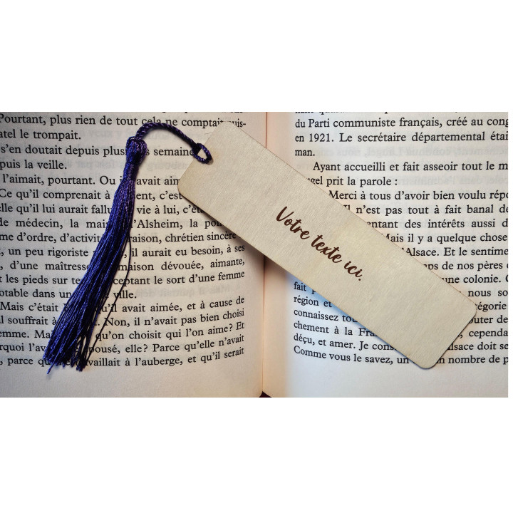 Marque-page en bois gravé – Avec pompon