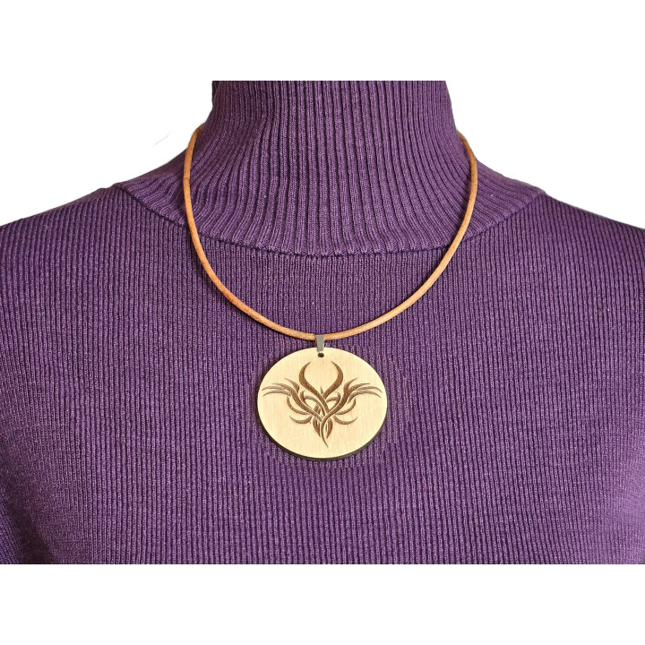 Collier bois gravé tribal – pendentif rond sur chaîne acier inoxydable ou cordon cuir, bijou artisanal