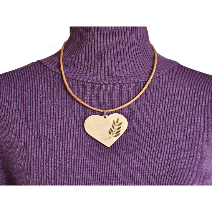 Collier cœur bois gravé feuille – pendentif artisanal sur chaîne acier inoxydable ou cordon cuir